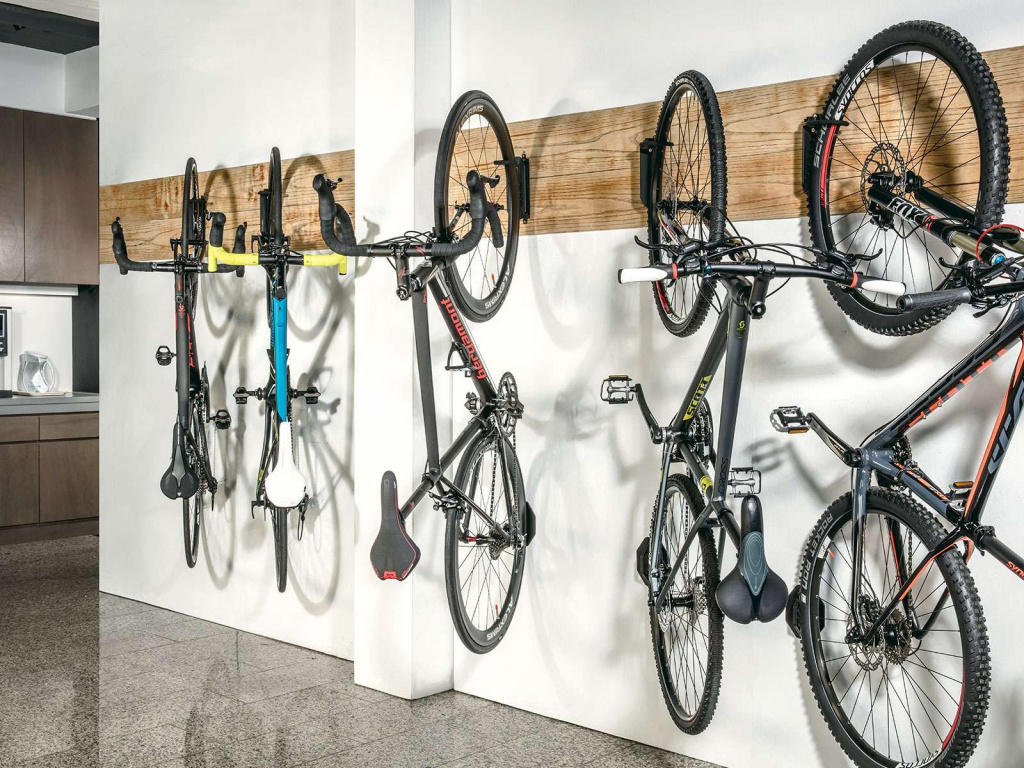 «Квартира крошечная, но место нашлось»: 5 приспособлений для хранения велосипедов дома